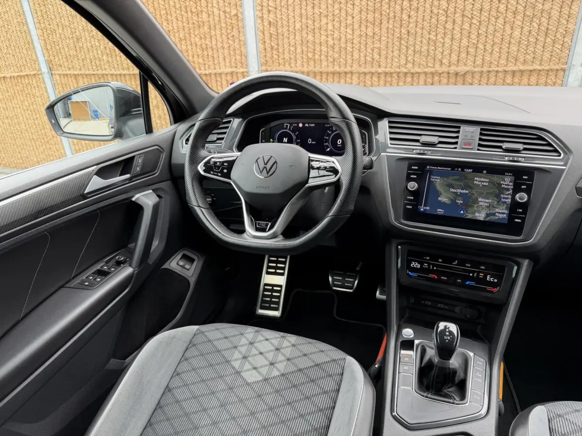 1.4 TSI eHybrid R-Line Business+ Trekhaak uitklapbaar | LED IQ. Light | Getint glas | Achteruitrijcamera | Parkeersensoren voor en achter | Navigatiesysteem | Apple CarPlay/Android Auto | Cr