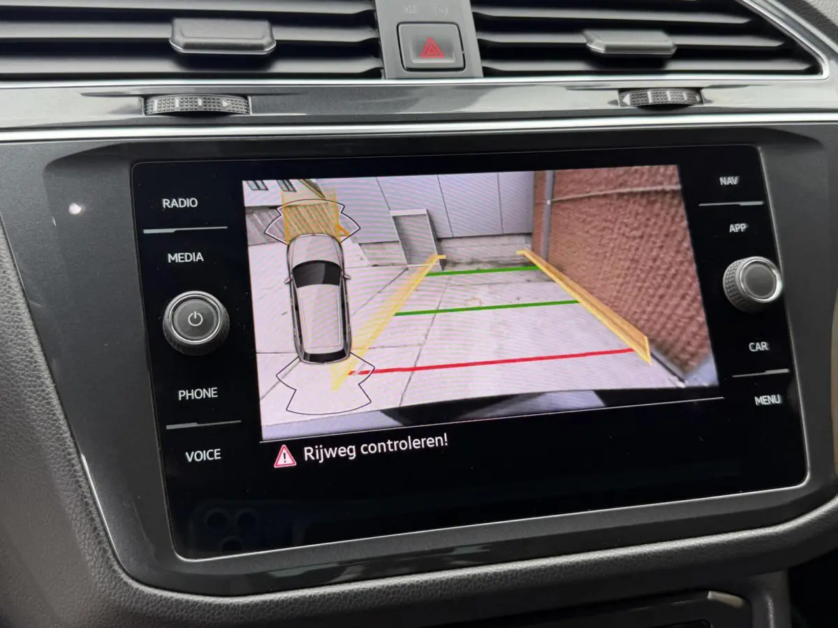 1.4 TSI eHybrid R-Line Business+ Trekhaak uitklapbaar | LED IQ. Light | Getint glas | Achteruitrijcamera | Parkeersensoren voor en achter | Navigatiesysteem | Apple CarPlay/Android Auto | Cr