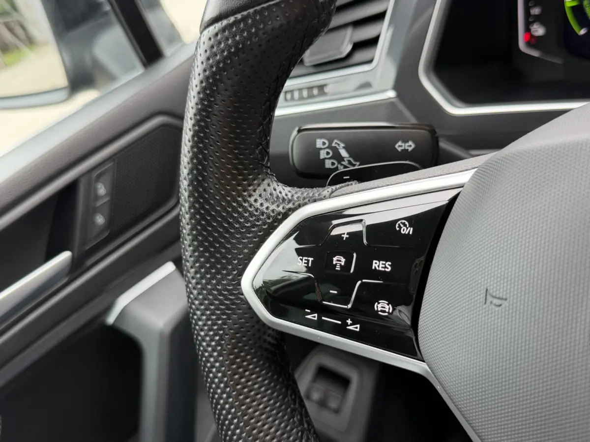 1.4 TSI eHybrid R-Line Business+ Trekhaak uitklapbaar | LED IQ. Light | Getint glas | Achteruitrijcamera | Parkeersensoren voor en achter | Navigatiesysteem | Apple CarPlay/Android Auto | Cr