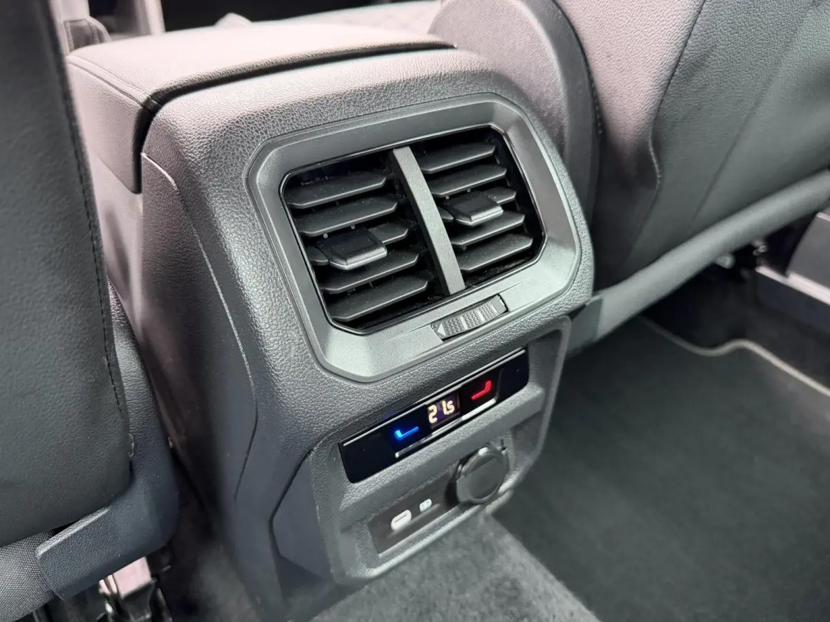 1.4 TSI eHybrid R-Line Business+ Trekhaak uitklapbaar | LED IQ. Light | Getint glas | Achteruitrijcamera | Parkeersensoren voor en achter | Navigatiesysteem | Apple CarPlay/Android Auto | Cr