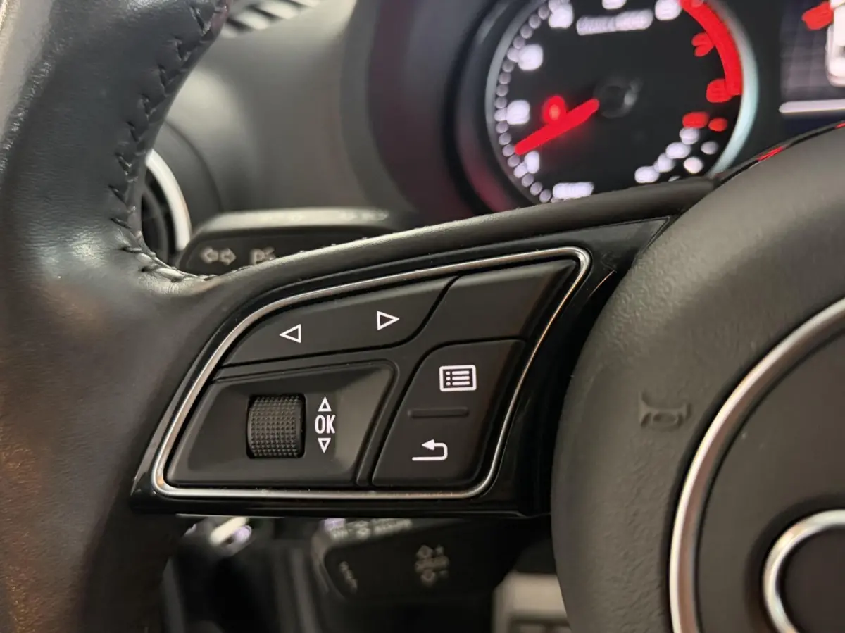 30 TFSI Pro Line Lederen bekleding | Stoelverwarming | 18 inch lichtmetalen velgen | Bi-xenon verlichting | Airconditioning | Cruise control | Navigatiesysteem | Parkeersensoren achter