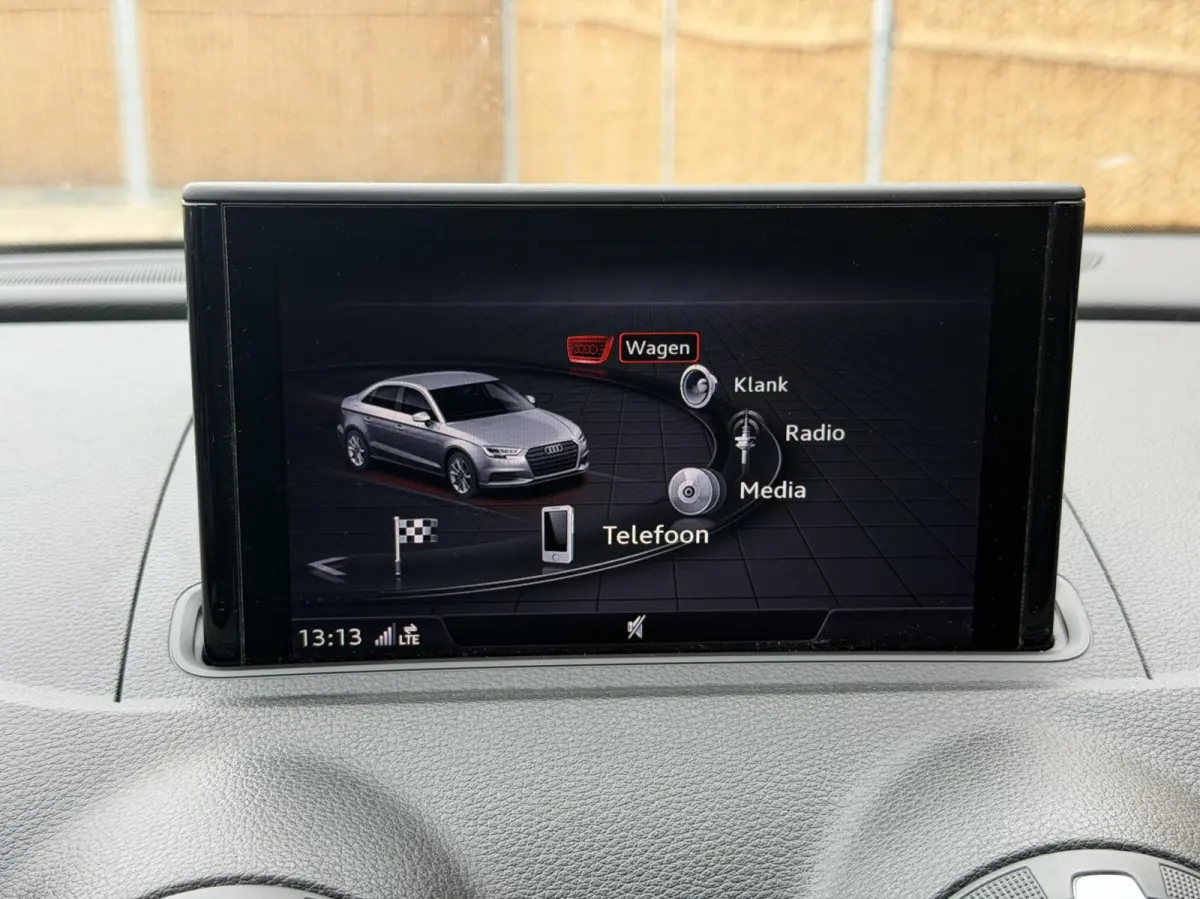 30 TFSI Pro Line Lederen bekleding | Stoelverwarming | 18 inch lichtmetalen velgen | Bi-xenon verlichting | Airconditioning | Cruise control | Navigatiesysteem | Parkeersensoren achter
