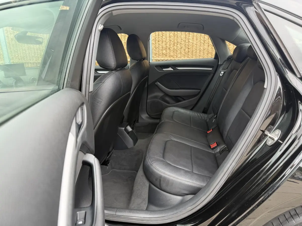 30 TFSI Pro Line Lederen bekleding | Stoelverwarming | 18 inch lichtmetalen velgen | Bi-xenon verlichting | Airconditioning | Cruise control | Navigatiesysteem | Parkeersensoren achter
