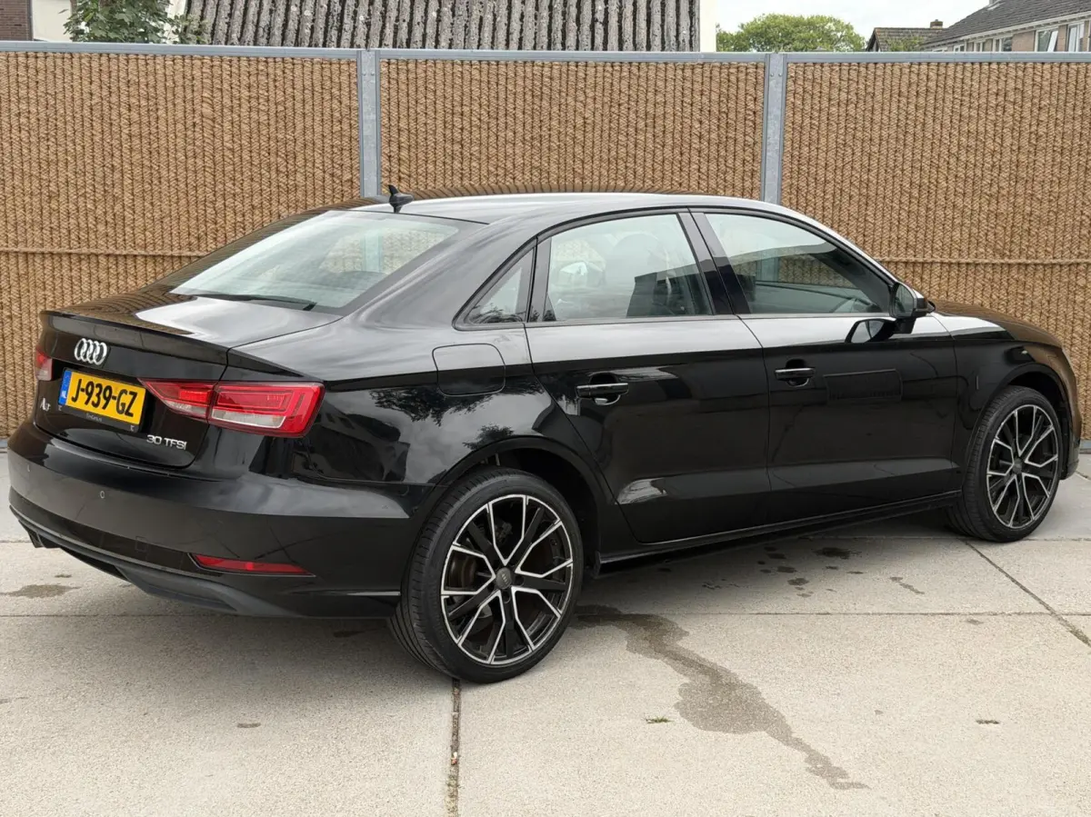 30 TFSI Pro Line Lederen bekleding | Stoelverwarming | 18 inch lichtmetalen velgen | Bi-xenon verlichting | Airconditioning | Cruise control | Navigatiesysteem | Parkeersensoren achter