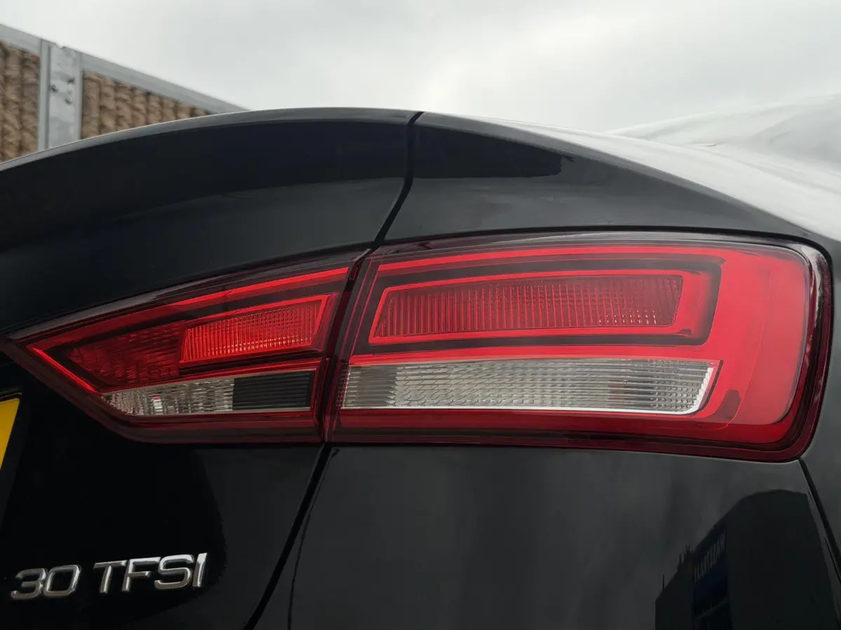 30 TFSI Pro Line Lederen bekleding | Stoelverwarming | 18 inch lichtmetalen velgen | Bi-xenon verlichting | Airconditioning | Cruise control | Navigatiesysteem | Parkeersensoren achter