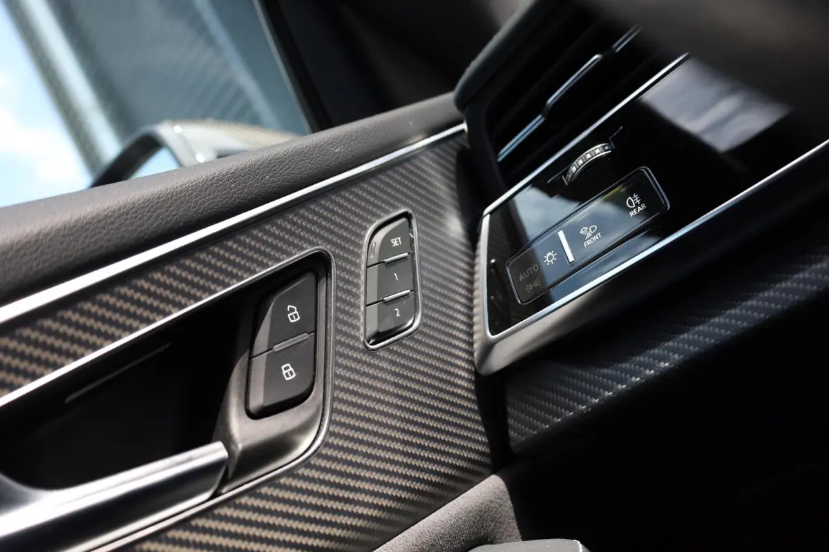 4.0 TFSI RS Q8 quattro |Pano |Keramisch |Carbon Intr/Extr. |B&O |HUD |Softclose |Stoelventilatie/Massage |360°