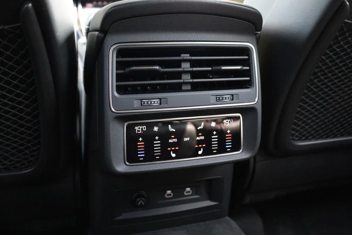 4.0 TFSI RS Q8 quattro |Pano |Keramisch |Carbon Intr/Extr. |B&O |HUD |Softclose |Stoelventilatie/Massage |360°