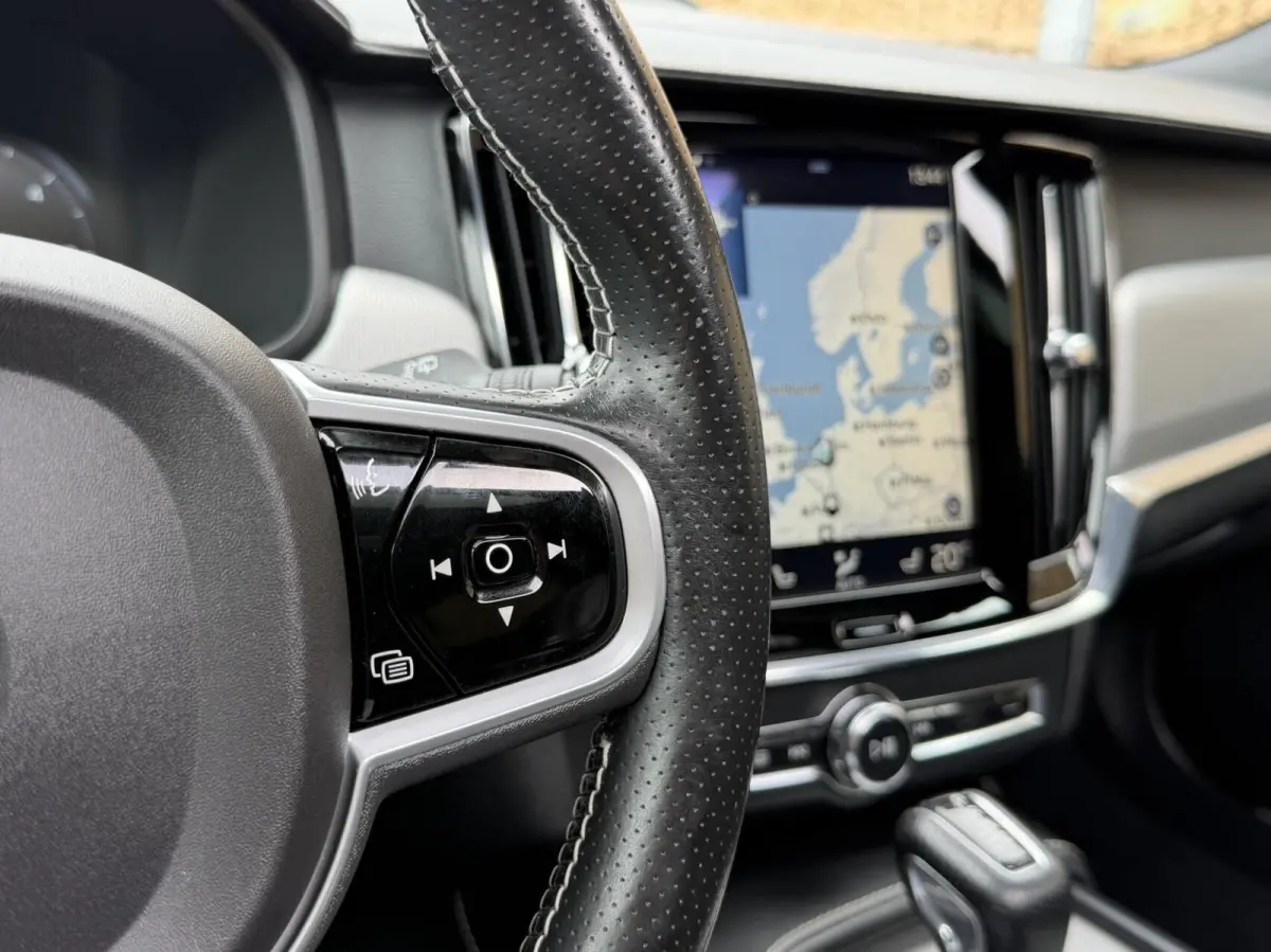 2.0 D3 R-design Automaat | Bowers & Wilkins | Panoramadak | Lederen bekleding | LED verlichting | Elektrisch- verstelbare stoelen, achterklep & trekhaak | Stoelverwarming | Apple CarPlay/And