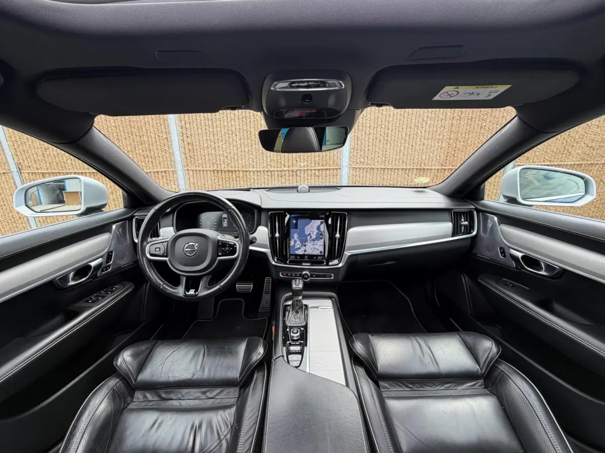2.0 D3 R-design Automaat | Bowers & Wilkins | Panoramadak | Lederen bekleding | LED verlichting | Elektrisch- verstelbare stoelen, achterklep & trekhaak | Stoelverwarming | Apple CarPlay/And