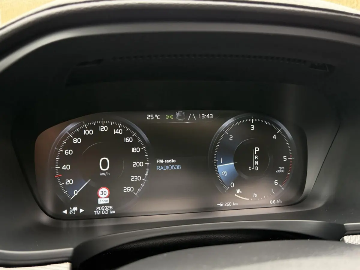 2.0 D3 R-design Automaat | Bowers & Wilkins | Panoramadak | Lederen bekleding | LED verlichting | Elektrisch- verstelbare stoelen, achterklep & trekhaak | Stoelverwarming | Apple CarPlay/And