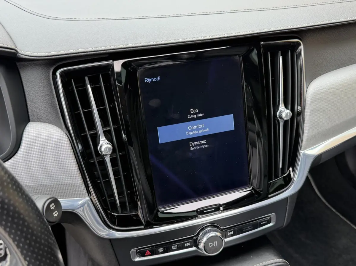 2.0 D3 R-design Automaat | Bowers & Wilkins | Panoramadak | Lederen bekleding | LED verlichting | Elektrisch- verstelbare stoelen, achterklep & trekhaak | Stoelverwarming | Apple CarPlay/And