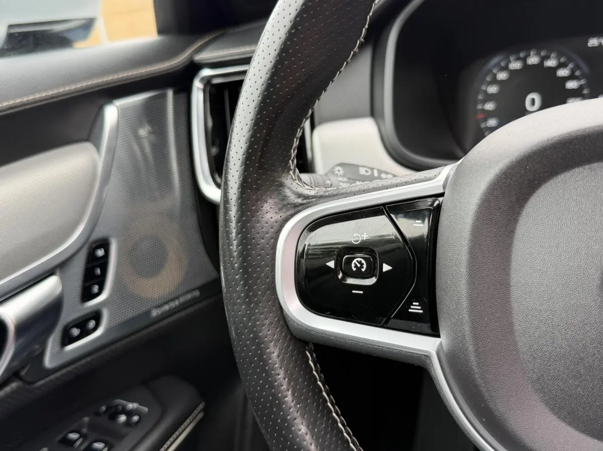 2.0 D3 R-design Automaat | Bowers & Wilkins | Panoramadak | Lederen bekleding | LED verlichting | Elektrisch- verstelbare stoelen, achterklep & trekhaak | Stoelverwarming | Apple CarPlay/And