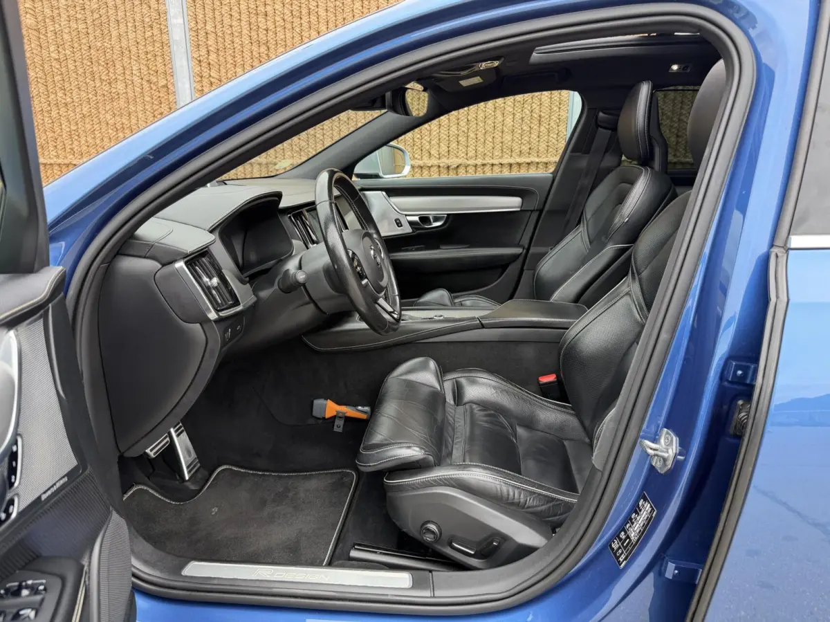2.0 D3 R-design Automaat | Bowers & Wilkins | Panoramadak | Lederen bekleding | LED verlichting | Elektrisch- verstelbare stoelen, achterklep & trekhaak | Stoelverwarming | Apple CarPlay/And
