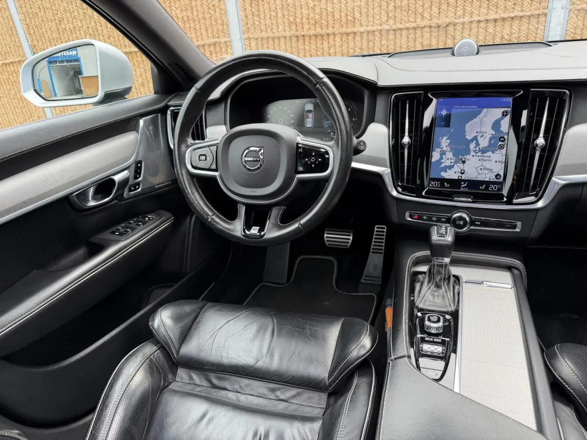 2.0 D3 R-design Automaat | Bowers & Wilkins | Panoramadak | Lederen bekleding | LED verlichting | Elektrisch- verstelbare stoelen, achterklep & trekhaak | Stoelverwarming | Apple CarPlay/And