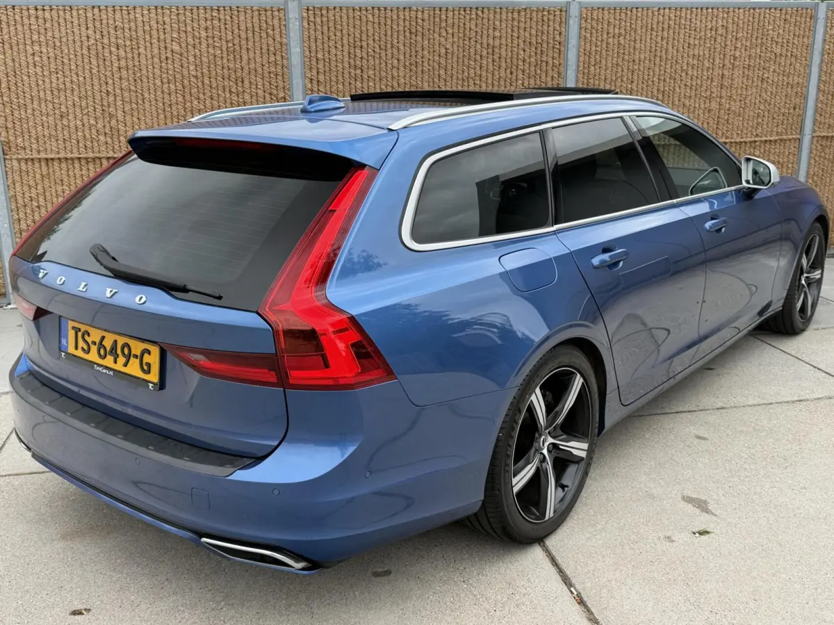 2.0 D3 R-design Automaat | Bowers & Wilkins | Panoramadak | Lederen bekleding | LED verlichting | Elektrisch- verstelbare stoelen, achterklep & trekhaak | Stoelverwarming | Apple CarPlay/And