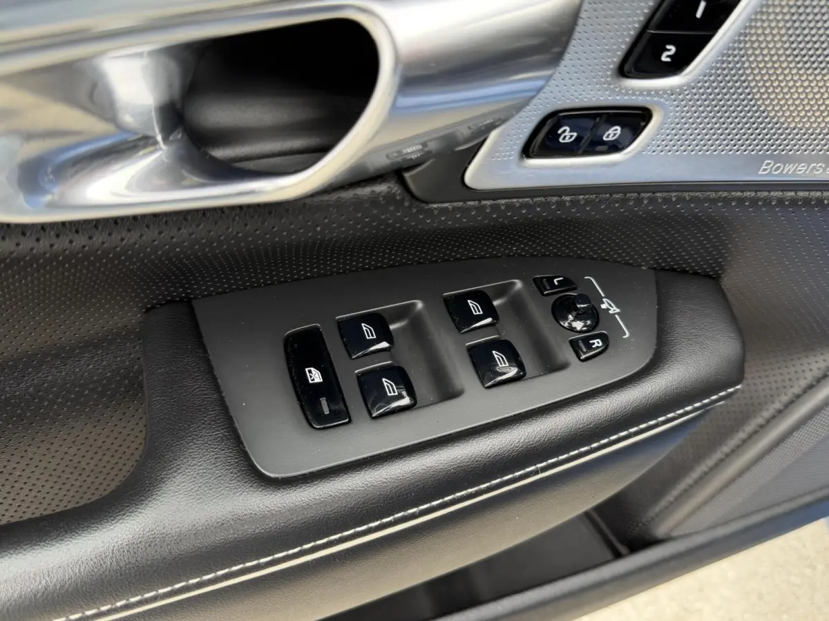2.0 D3 R-design Automaat | Bowers & Wilkins | Panoramadak | Lederen bekleding | LED verlichting | Elektrisch- verstelbare stoelen, achterklep & trekhaak | Stoelverwarming | Apple CarPlay/And