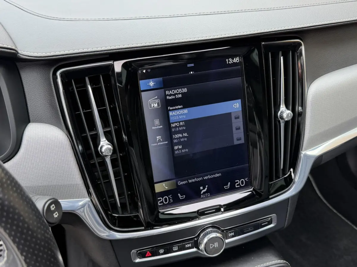 2.0 D3 R-design Automaat | Bowers & Wilkins | Panoramadak | Lederen bekleding | LED verlichting | Elektrisch- verstelbare stoelen, achterklep & trekhaak | Stoelverwarming | Apple CarPlay/And