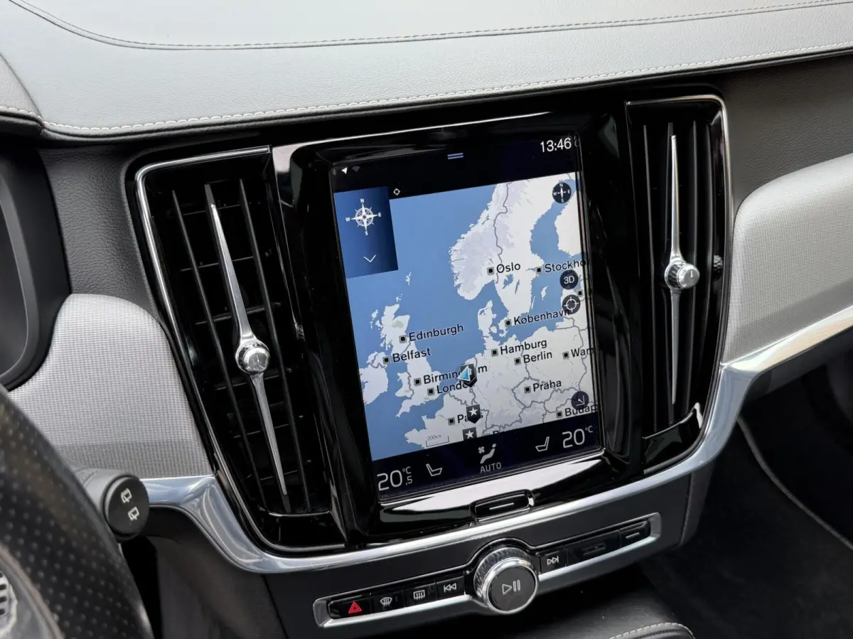 2.0 D3 R-design Automaat | Bowers & Wilkins | Panoramadak | Lederen bekleding | LED verlichting | Elektrisch- verstelbare stoelen, achterklep & trekhaak | Stoelverwarming | Apple CarPlay/And