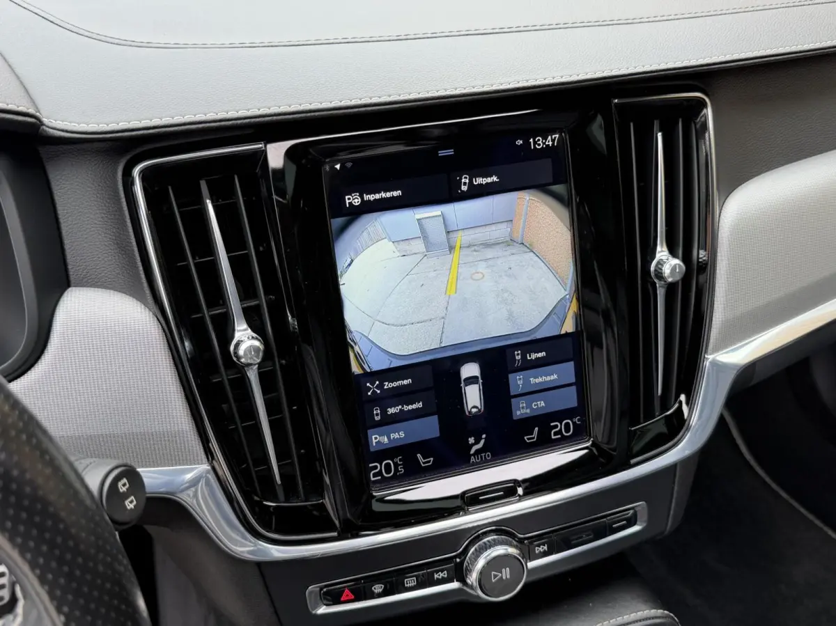 2.0 D3 R-design Automaat | Bowers & Wilkins | Panoramadak | Lederen bekleding | LED verlichting | Elektrisch- verstelbare stoelen, achterklep & trekhaak | Stoelverwarming | Apple CarPlay/And