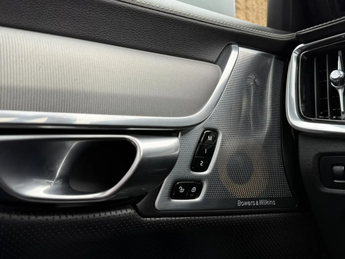 2.0 D3 R-design Automaat | Bowers & Wilkins | Panoramadak | Lederen bekleding | LED verlichting | Elektrisch- verstelbare stoelen, achterklep & trekhaak | Stoelverwarming | Apple CarPlay/And