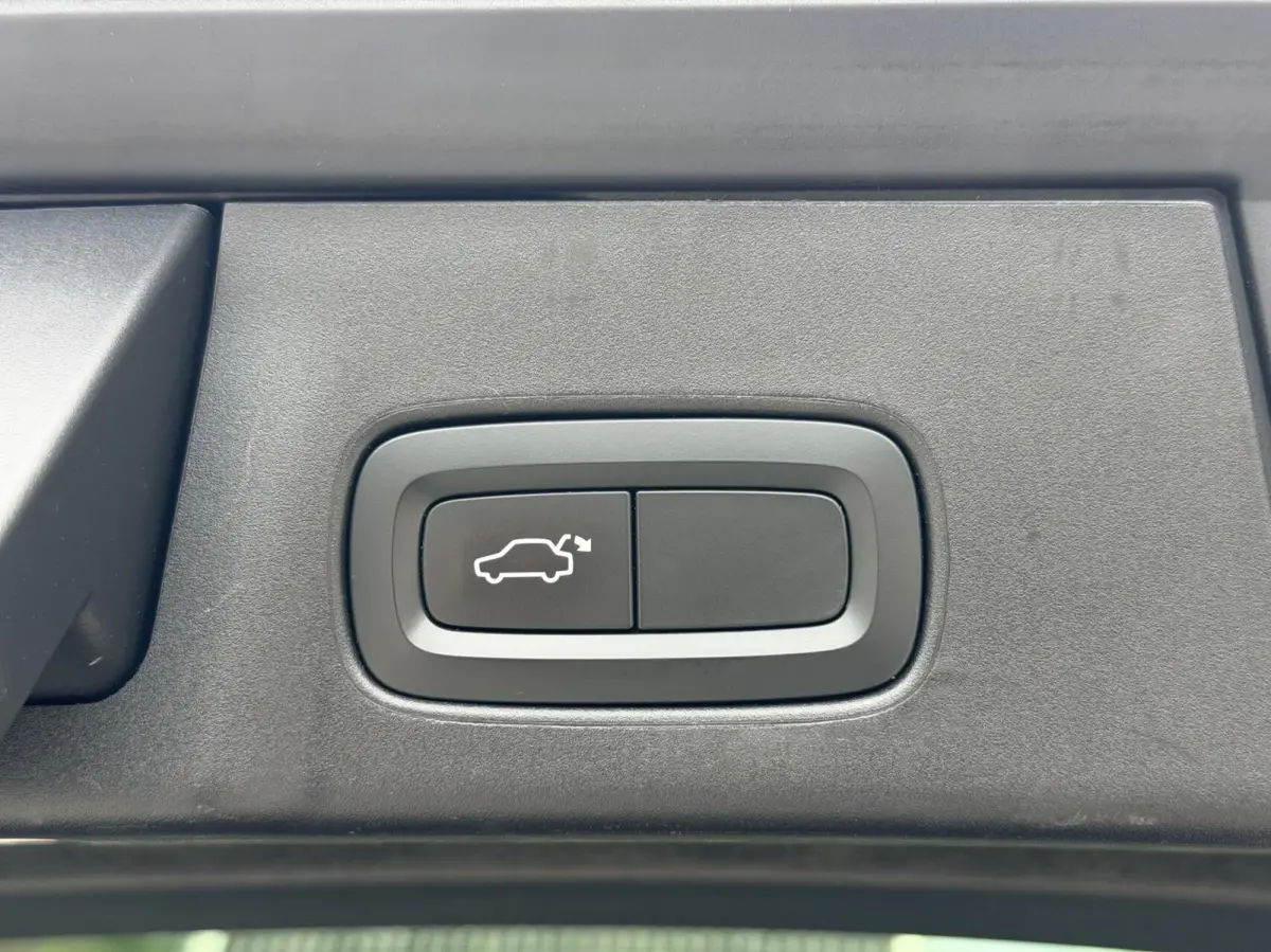 2.0 D3 R-design Automaat | Bowers & Wilkins | Panoramadak | Lederen bekleding | LED verlichting | Elektrisch- verstelbare stoelen, achterklep & trekhaak | Stoelverwarming | Apple CarPlay/And