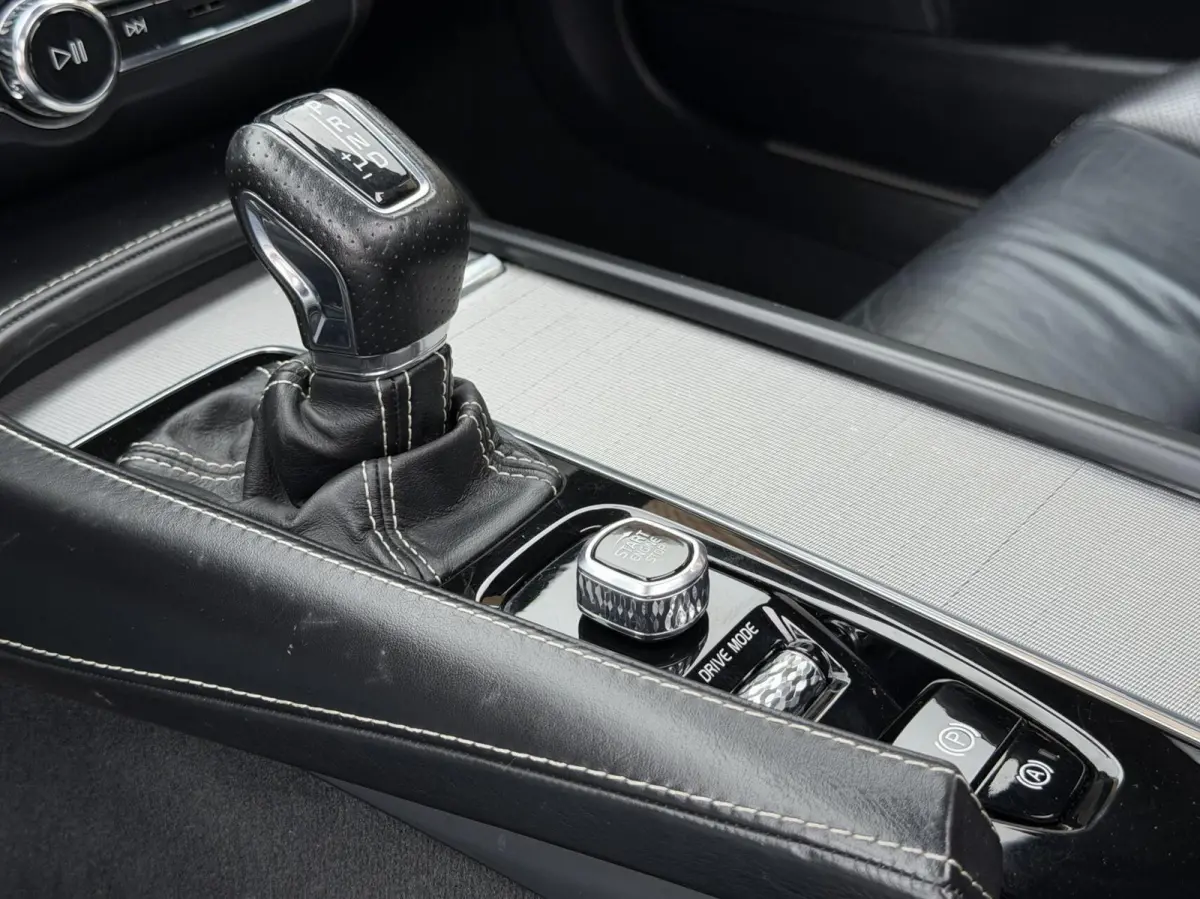 2.0 D3 R-design Automaat | Bowers & Wilkins | Panoramadak | Lederen bekleding | LED verlichting | Elektrisch- verstelbare stoelen, achterklep & trekhaak | Stoelverwarming | Apple CarPlay/And