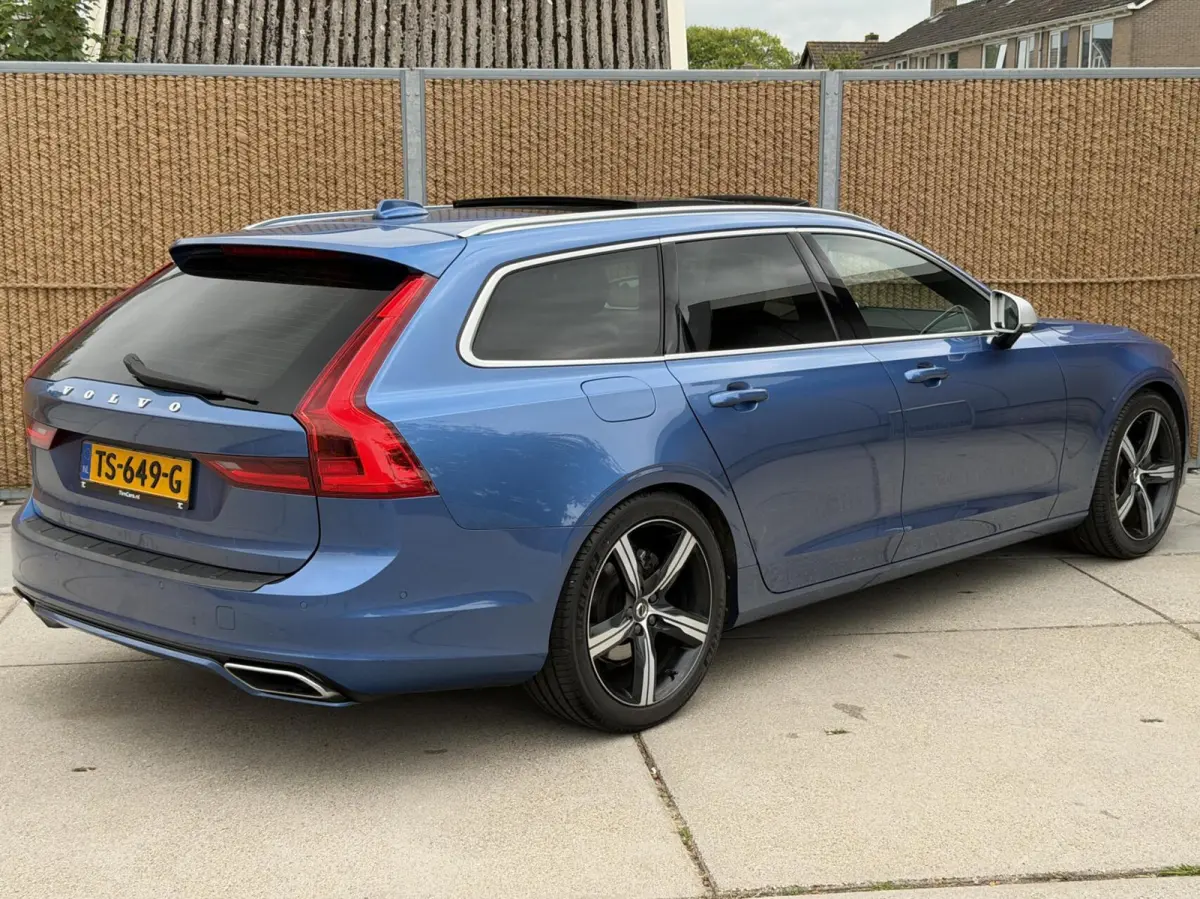 2.0 D3 R-design Automaat | Bowers & Wilkins | Panoramadak | Lederen bekleding | LED verlichting | Elektrisch- verstelbare stoelen, achterklep & trekhaak | Stoelverwarming | Apple CarPlay/And