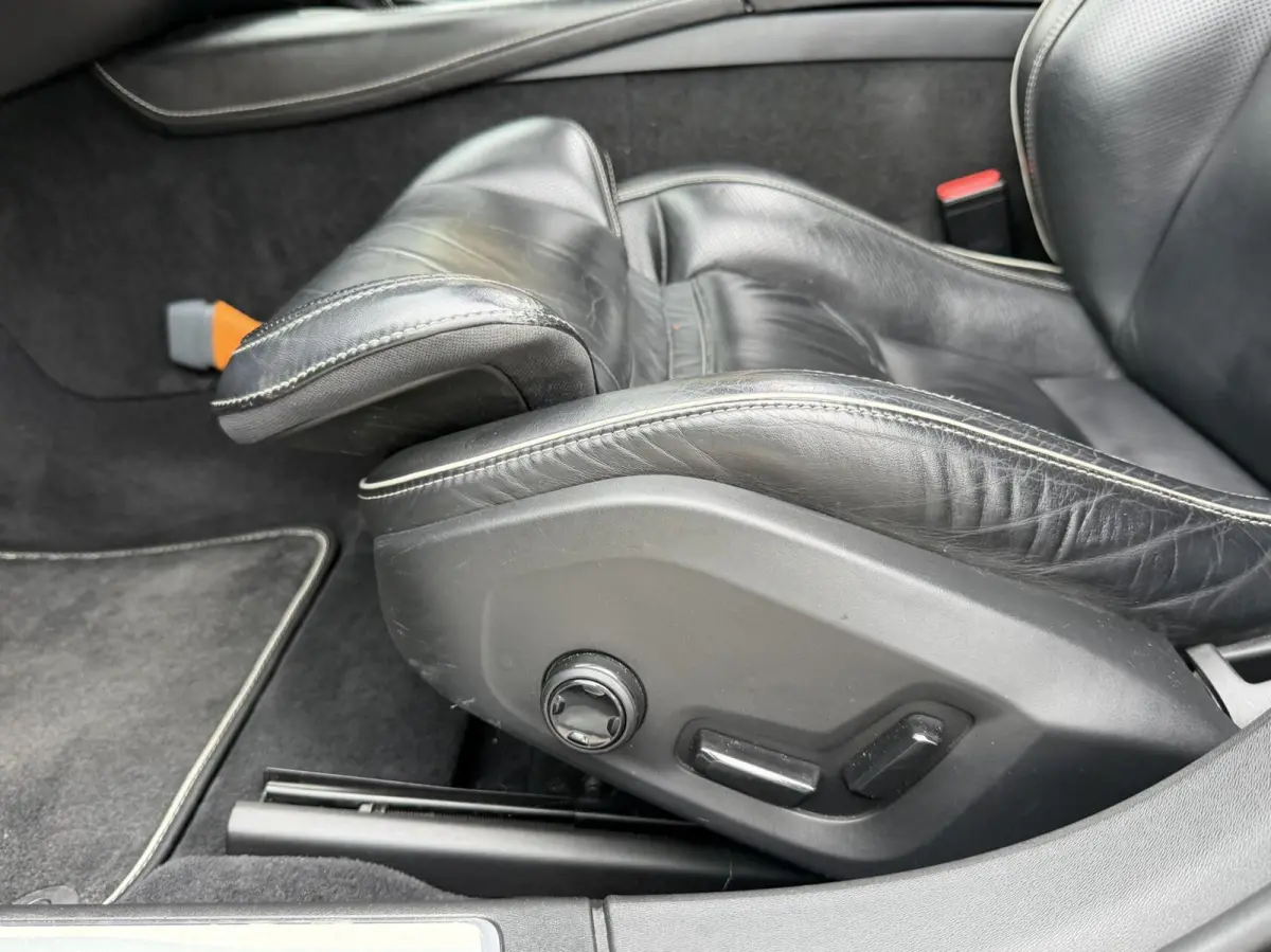 2.0 D3 R-design Automaat | Bowers & Wilkins | Panoramadak | Lederen bekleding | LED verlichting | Elektrisch- verstelbare stoelen, achterklep & trekhaak | Stoelverwarming | Apple CarPlay/And