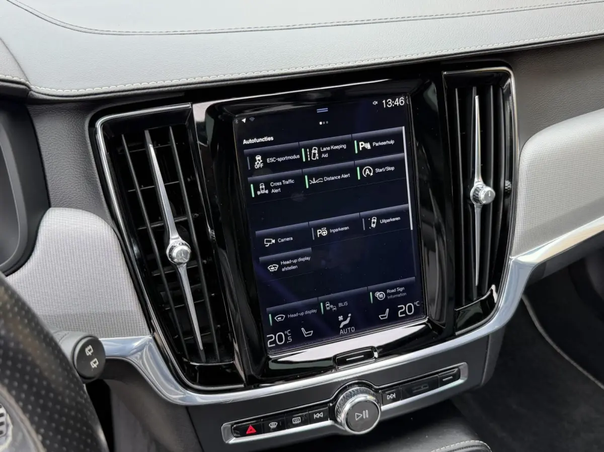 2.0 D3 R-design Automaat | Bowers & Wilkins | Panoramadak | Lederen bekleding | LED verlichting | Elektrisch- verstelbare stoelen, achterklep & trekhaak | Stoelverwarming | Apple CarPlay/And