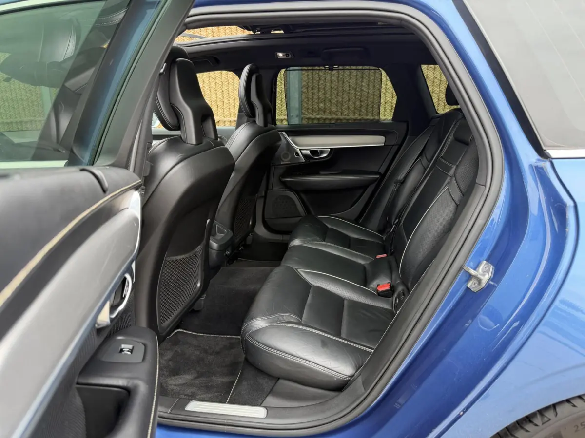 2.0 D3 R-design Automaat | Bowers & Wilkins | Panoramadak | Lederen bekleding | LED verlichting | Elektrisch- verstelbare stoelen, achterklep & trekhaak | Stoelverwarming | Apple CarPlay/And