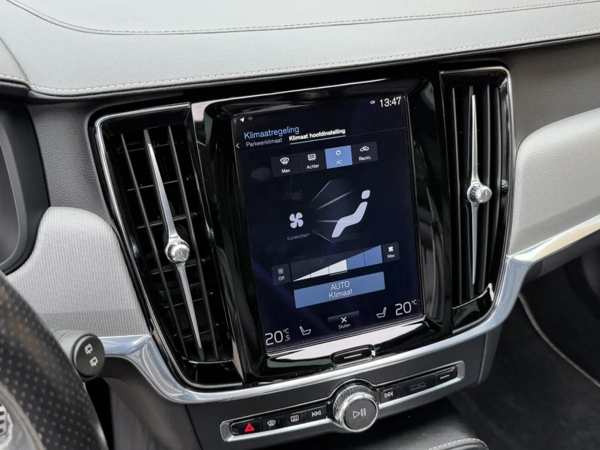 2.0 D3 R-design Automaat | Bowers & Wilkins | Panoramadak | Lederen bekleding | LED verlichting | Elektrisch- verstelbare stoelen, achterklep & trekhaak | Stoelverwarming | Apple CarPlay/And