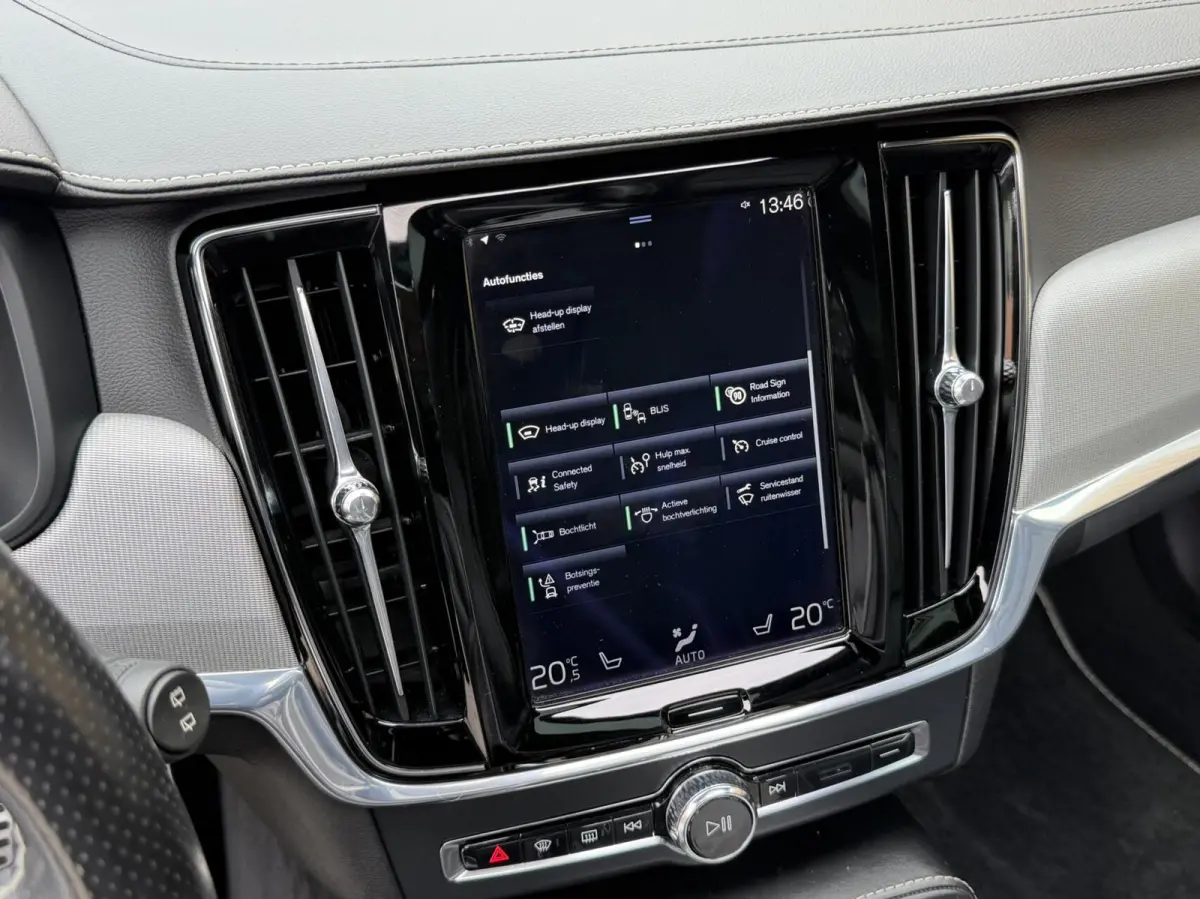 2.0 D3 R-design Automaat | Bowers & Wilkins | Panoramadak | Lederen bekleding | LED verlichting | Elektrisch- verstelbare stoelen, achterklep & trekhaak | Stoelverwarming | Apple CarPlay/And