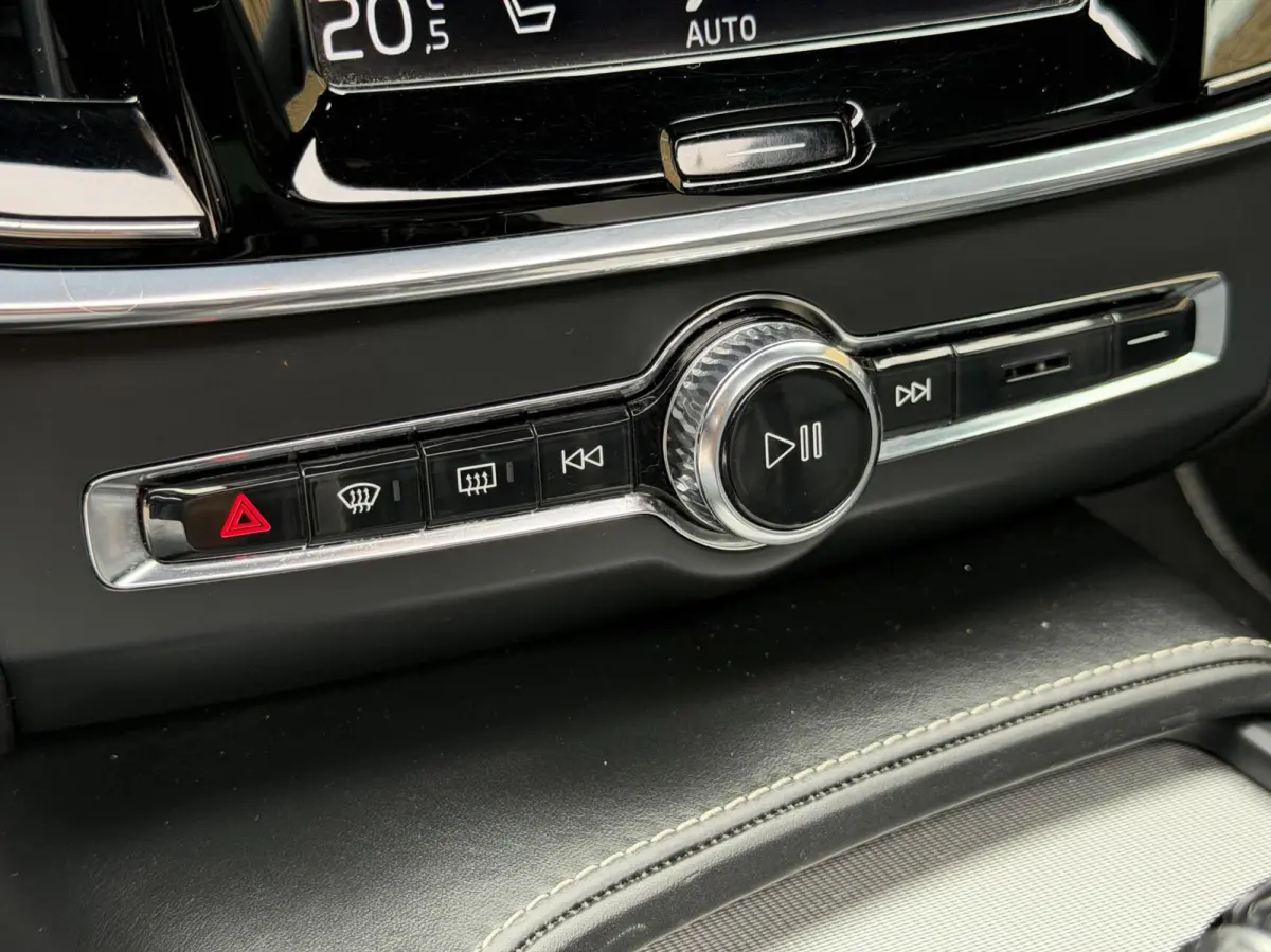 2.0 D3 R-design Automaat | Bowers & Wilkins | Panoramadak | Lederen bekleding | LED verlichting | Elektrisch- verstelbare stoelen, achterklep & trekhaak | Stoelverwarming | Apple CarPlay/And