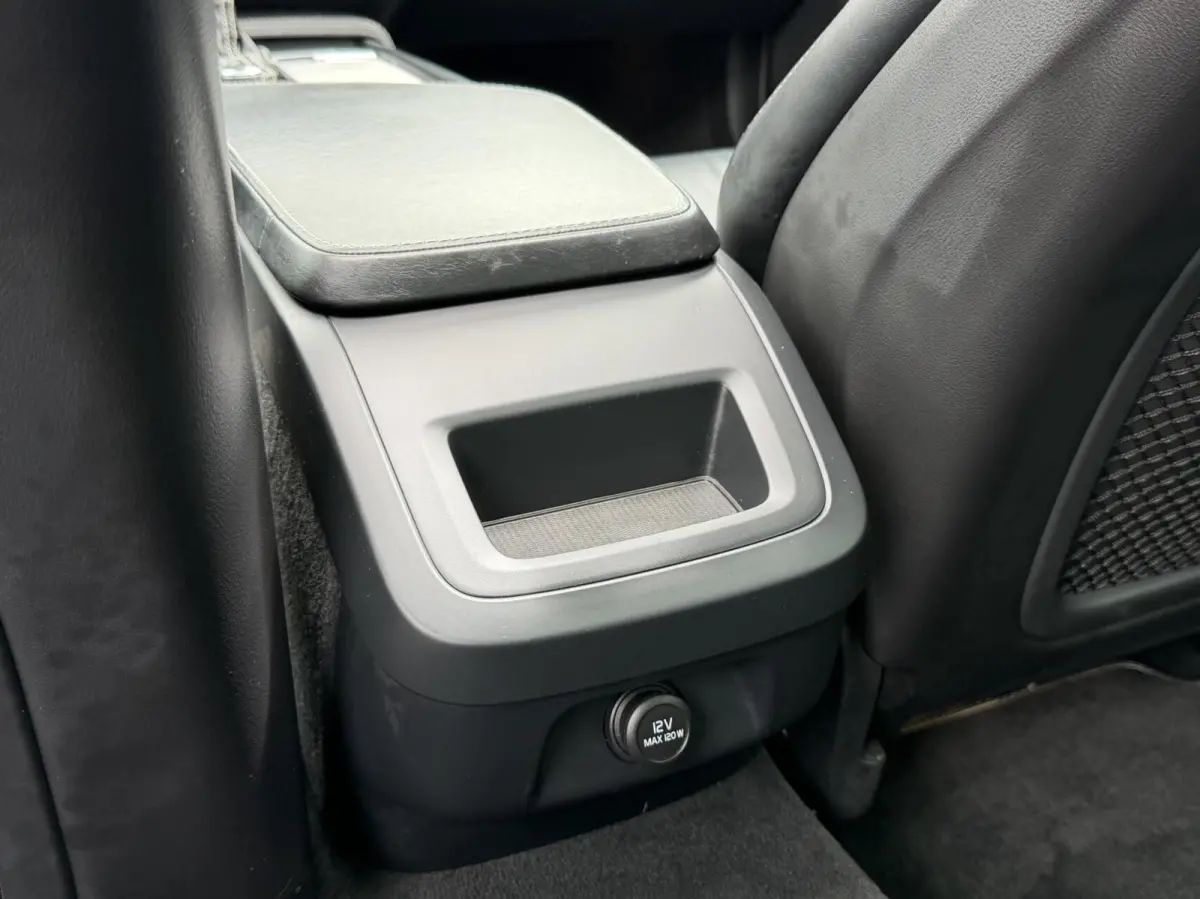 2.0 D3 R-design Automaat | Bowers & Wilkins | Panoramadak | Lederen bekleding | LED verlichting | Elektrisch- verstelbare stoelen, achterklep & trekhaak | Stoelverwarming | Apple CarPlay/And