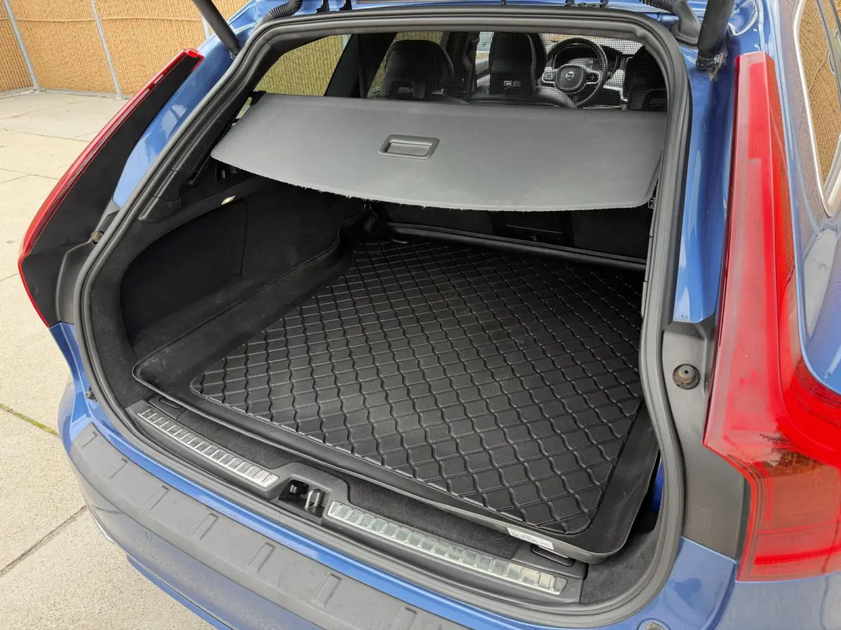 2.0 D3 R-design Automaat | Bowers & Wilkins | Panoramadak | Lederen bekleding | LED verlichting | Elektrisch- verstelbare stoelen, achterklep & trekhaak | Stoelverwarming | Apple CarPlay/And