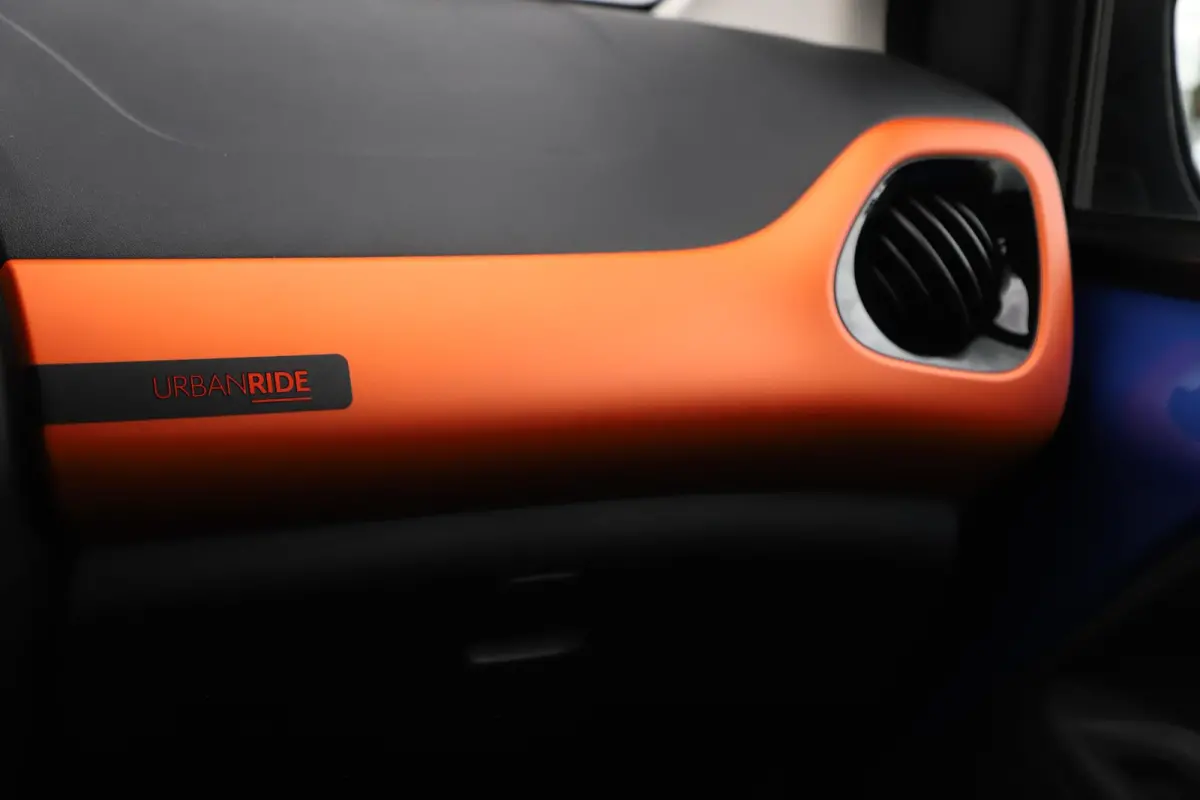 1.0 VTi Urban Ride Zwarte Velgen Carplay Achteruitrijcamera Navigatie Donkere Ramen Striping All season banden!