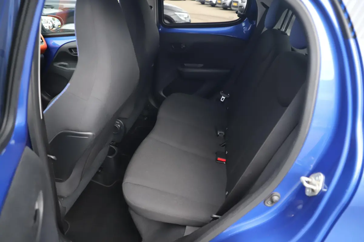 1.0 VTi Urban Ride Zwarte Velgen Carplay Achteruitrijcamera Navigatie Donkere Ramen Striping All season banden!