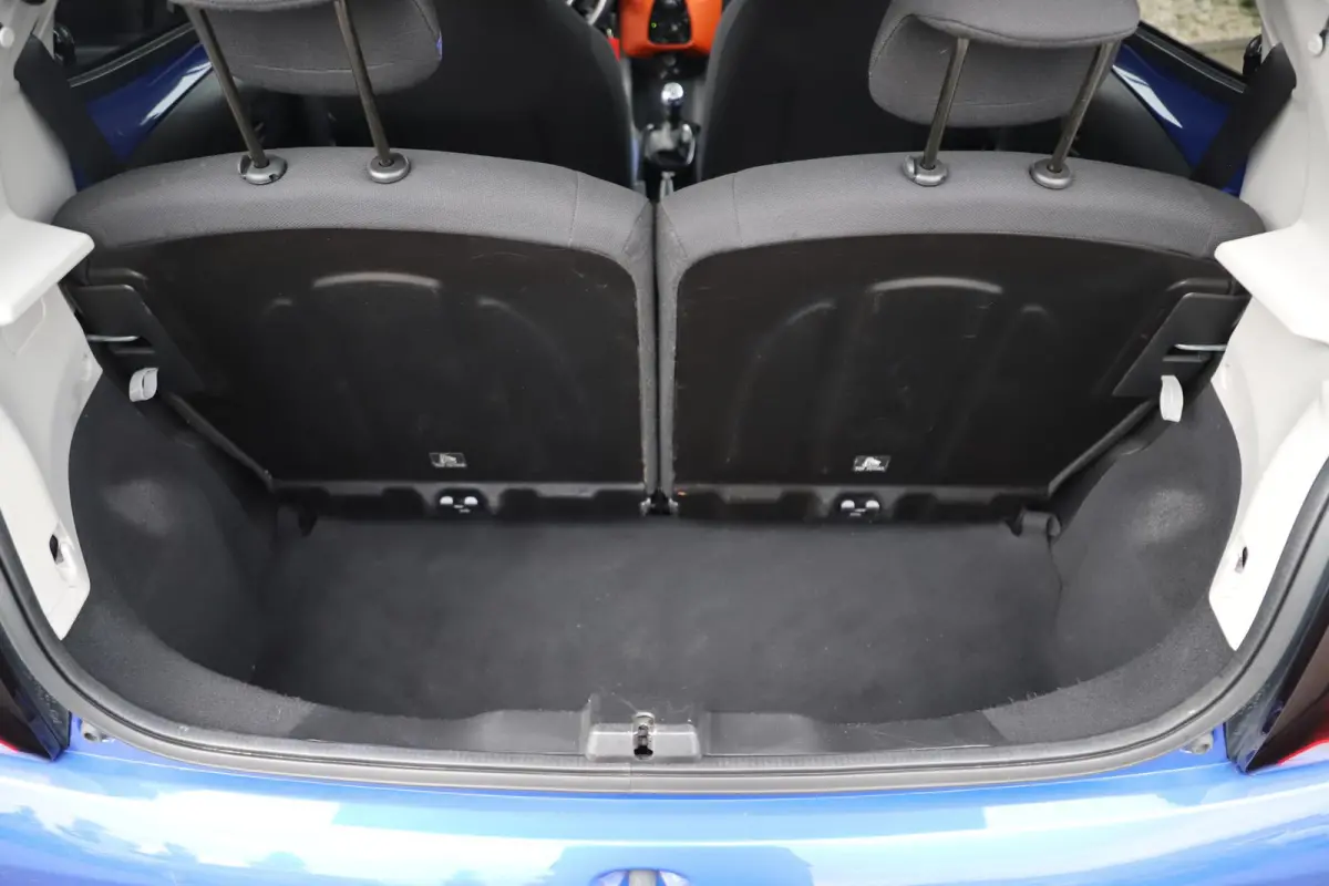 1.0 VTi Urban Ride Zwarte Velgen Carplay Achteruitrijcamera Navigatie Donkere Ramen Striping All season banden!