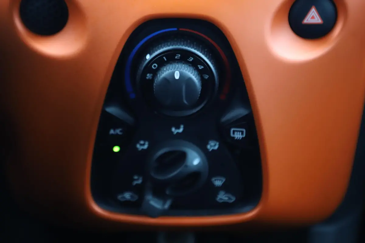 1.0 VTi Urban Ride Zwarte Velgen Carplay Achteruitrijcamera Navigatie Donkere Ramen Striping All season banden!