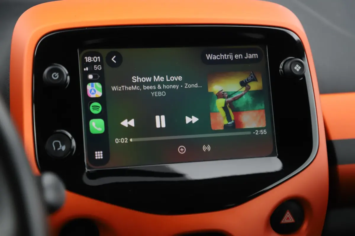 1.0 VTi Urban Ride Zwarte Velgen Carplay Achteruitrijcamera Navigatie Donkere Ramen Striping All season banden!
