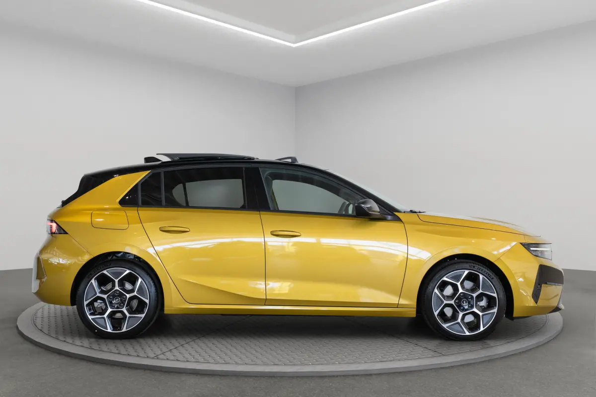 1.6 Turbo Plug In Hybrid Ultimate | Schuif-Kanteldak | Suede Bekleding | Camera | Navigatie | Head-Up | Verwarmde Stoelen | LED |
