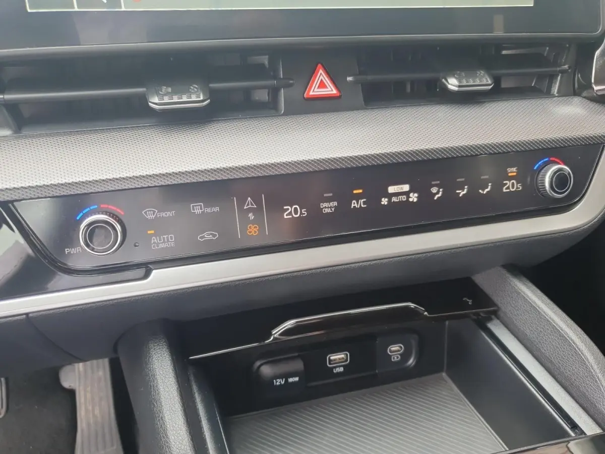 1.6T Hybrid DynamicLine | Navigatie | Camera | Parkeersensoren voor en achter | Apple Carplay / Android Auto |
