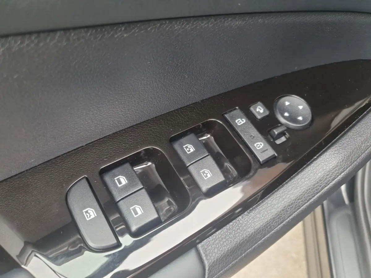 1.6T Hybrid DynamicLine | Navigatie | Camera | Parkeersensoren voor en achter | Apple Carplay / Android Auto |