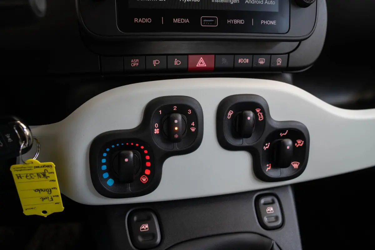 1.0 Hybrid | Tot 8 Jaar Garantie | Apple Carplay & Android Auto | Parkeersensoren | Cruise Controle | Airco | Bluetooth |