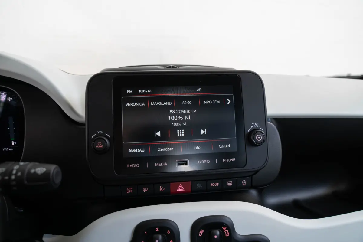 1.0 Hybrid | Tot 8 Jaar Garantie | Apple Carplay & Android Auto | Parkeersensoren | Cruise Controle | Airco | Bluetooth |