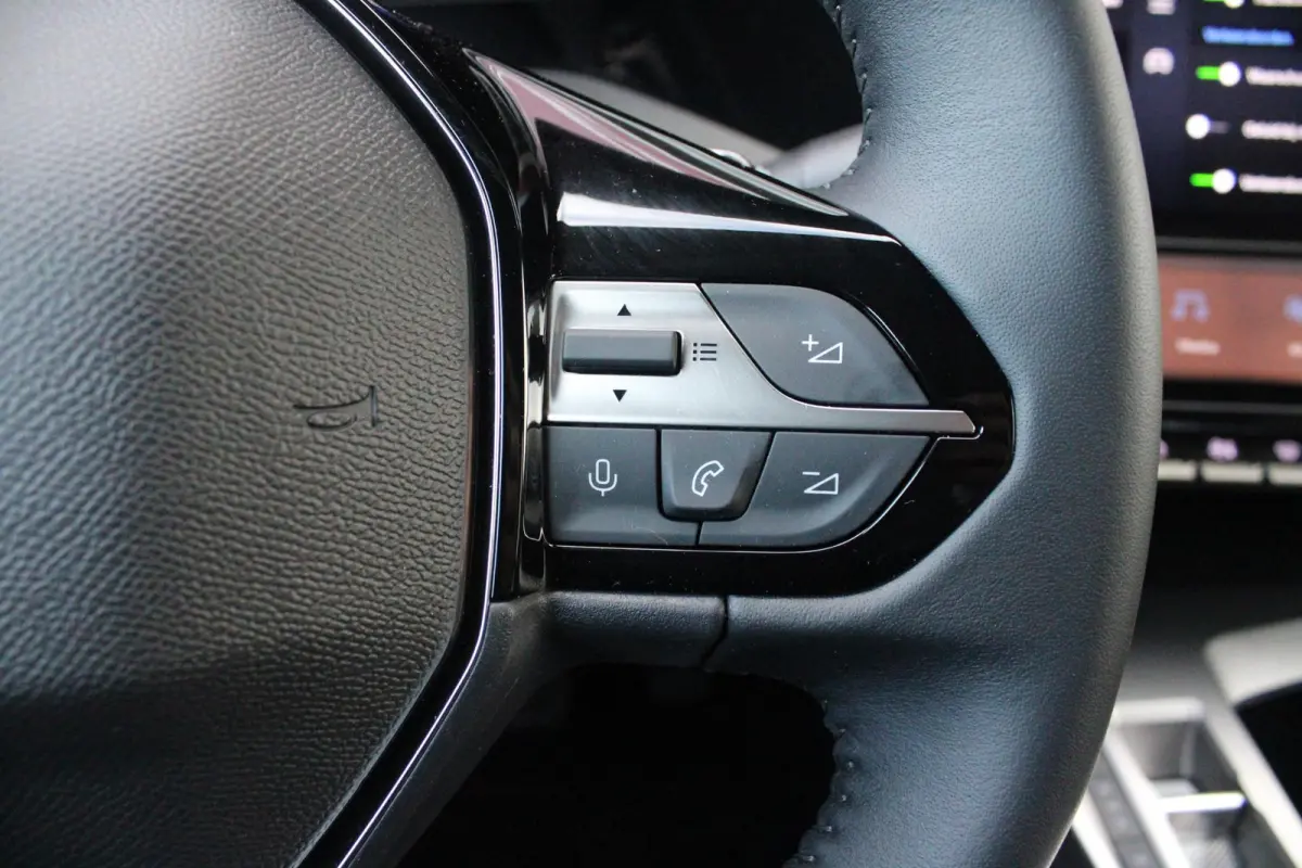 1.2 Hybrid 145PK AUTOMAAT ALLURE | AGR STOEL | STOEL EN STUUR VEWARMING | KEYLESS ENTRY/START | DRAADLOZE APPLE CARPLAY/ANDROID AUTO | NAVIGATIE | CLIMATE CONTROL | LICHTMETALEN VELGEN 17" |
