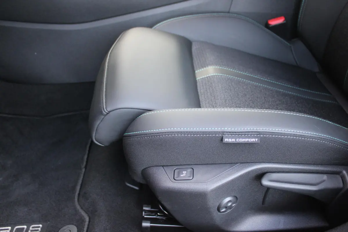 1.2 Hybrid 145PK AUTOMAAT ALLURE | AGR STOEL | STOEL EN STUUR VEWARMING | KEYLESS ENTRY/START | DRAADLOZE APPLE CARPLAY/ANDROID AUTO | NAVIGATIE | CLIMATE CONTROL | LICHTMETALEN VELGEN 17" |
