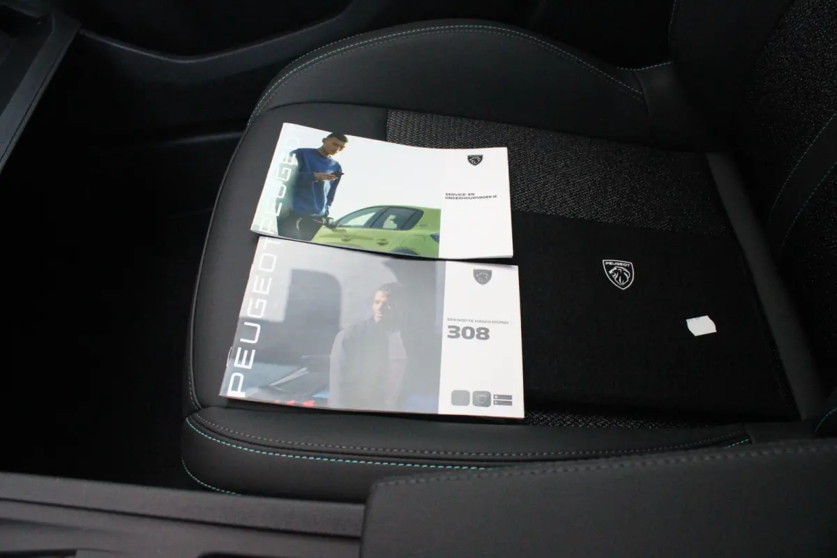 1.2 Hybrid 145PK AUTOMAAT ALLURE | AGR STOEL | STOEL EN STUUR VEWARMING | KEYLESS ENTRY/START | DRAADLOZE APPLE CARPLAY/ANDROID AUTO | NAVIGATIE | CLIMATE CONTROL | LICHTMETALEN VELGEN 17" |
