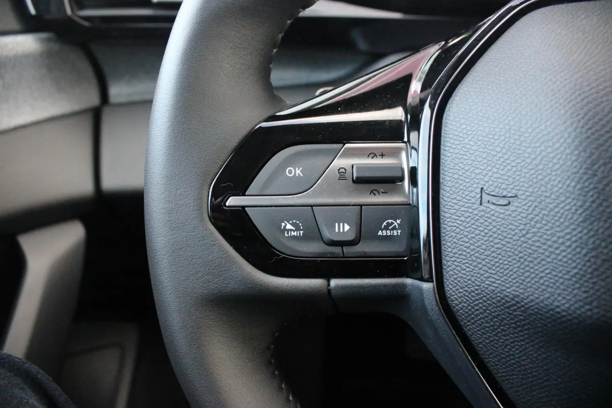 1.2 Hybrid 145PK AUTOMAAT ALLURE | AGR STOEL | STOEL EN STUUR VEWARMING | KEYLESS ENTRY/START | DRAADLOZE APPLE CARPLAY/ANDROID AUTO | NAVIGATIE | CLIMATE CONTROL | LICHTMETALEN VELGEN 17" |