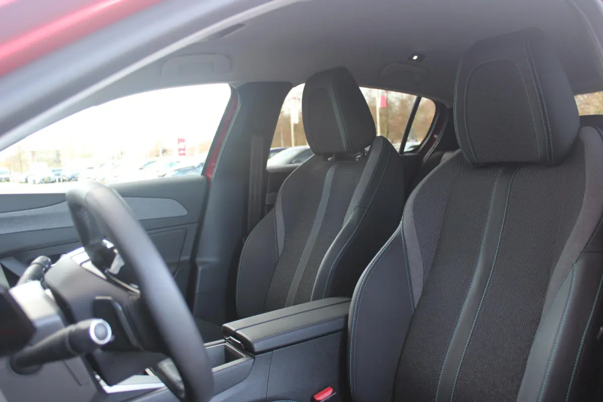 1.2 Hybrid 145PK AUTOMAAT ALLURE | AGR STOEL | STOEL EN STUUR VEWARMING | KEYLESS ENTRY/START | DRAADLOZE APPLE CARPLAY/ANDROID AUTO | NAVIGATIE | CLIMATE CONTROL | LICHTMETALEN VELGEN 17" |